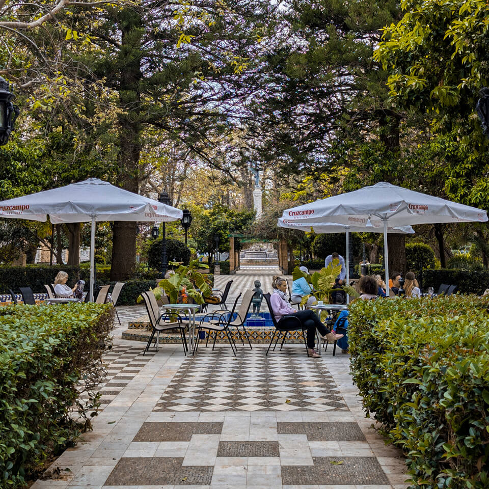 People having drinks and chatting at a café in Parque Genovés, Cádiz