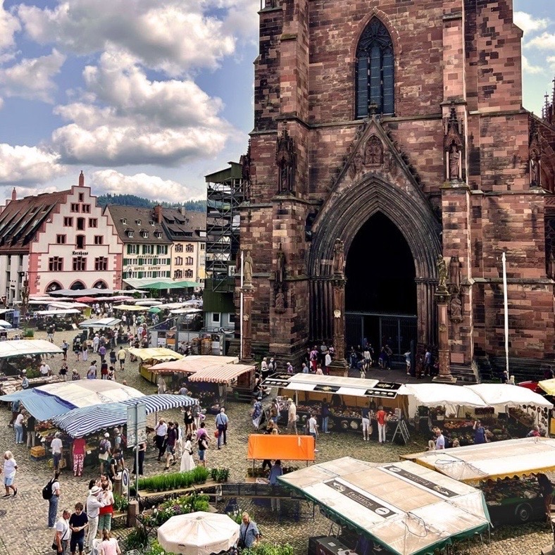 An overhead view of the Münstermarkt sprawled around the cathedral